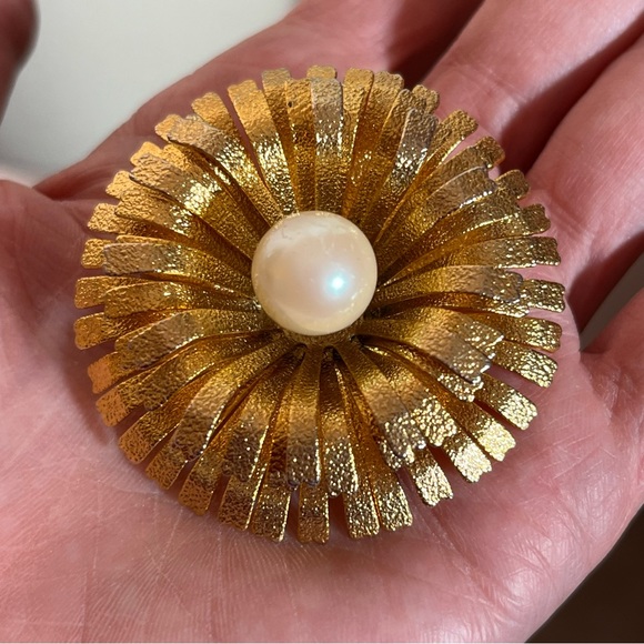 Vintage 50 60 Retro MCM Gold Faux pearl Oversized Sculpted Flower Brooch - Picture 1 of 11